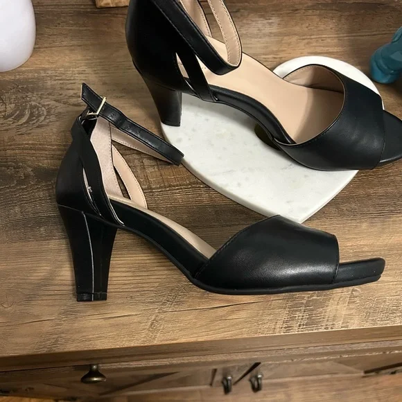 GIANI BERNINI Elegant Black Women's Heels - Picture 2 of 6